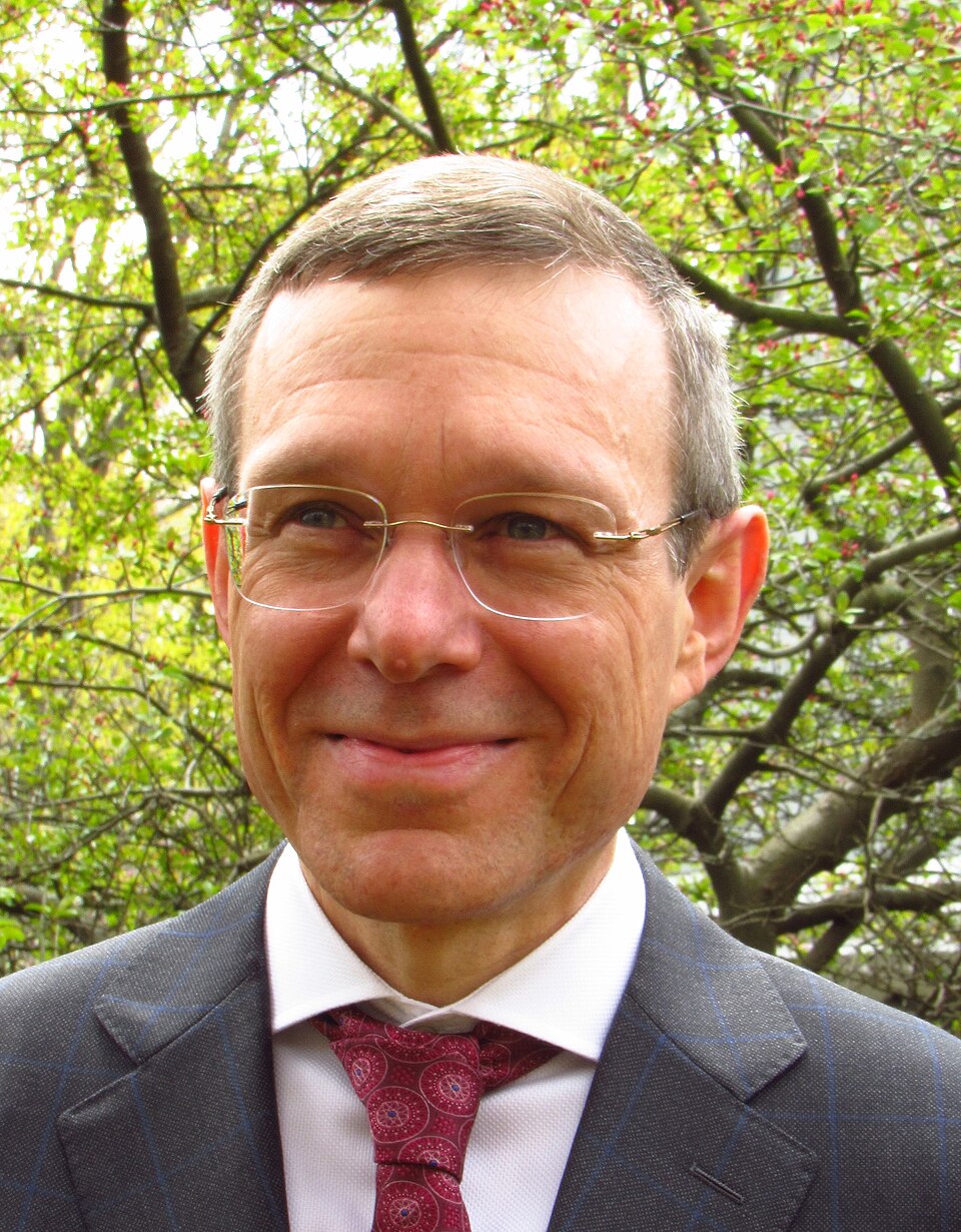 Avi Loeb standing outdoors in 2020